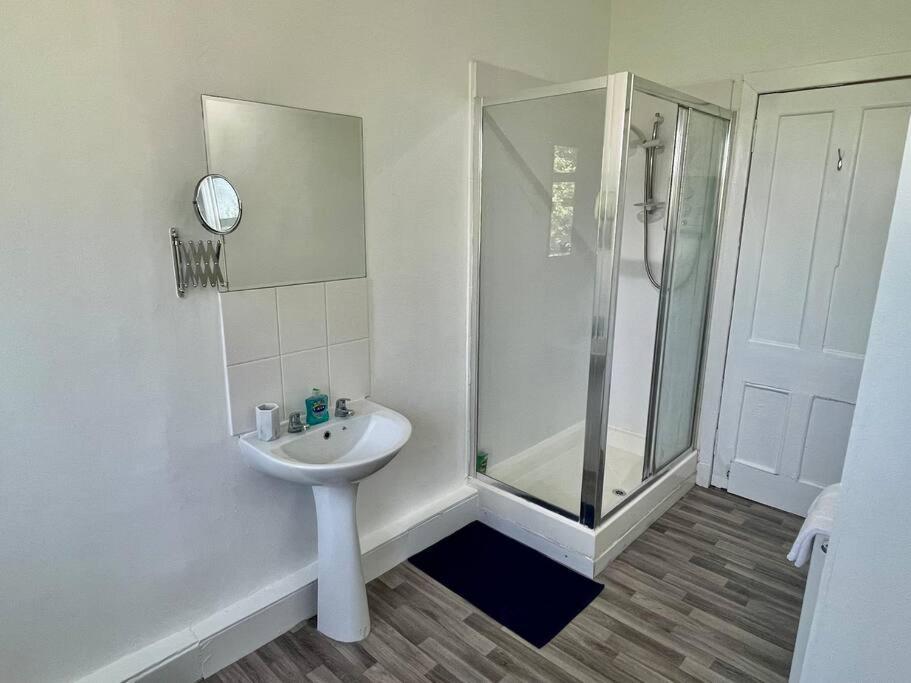 Large 2 Bed Near Glasgow Airport Paisley Exteriér fotografie